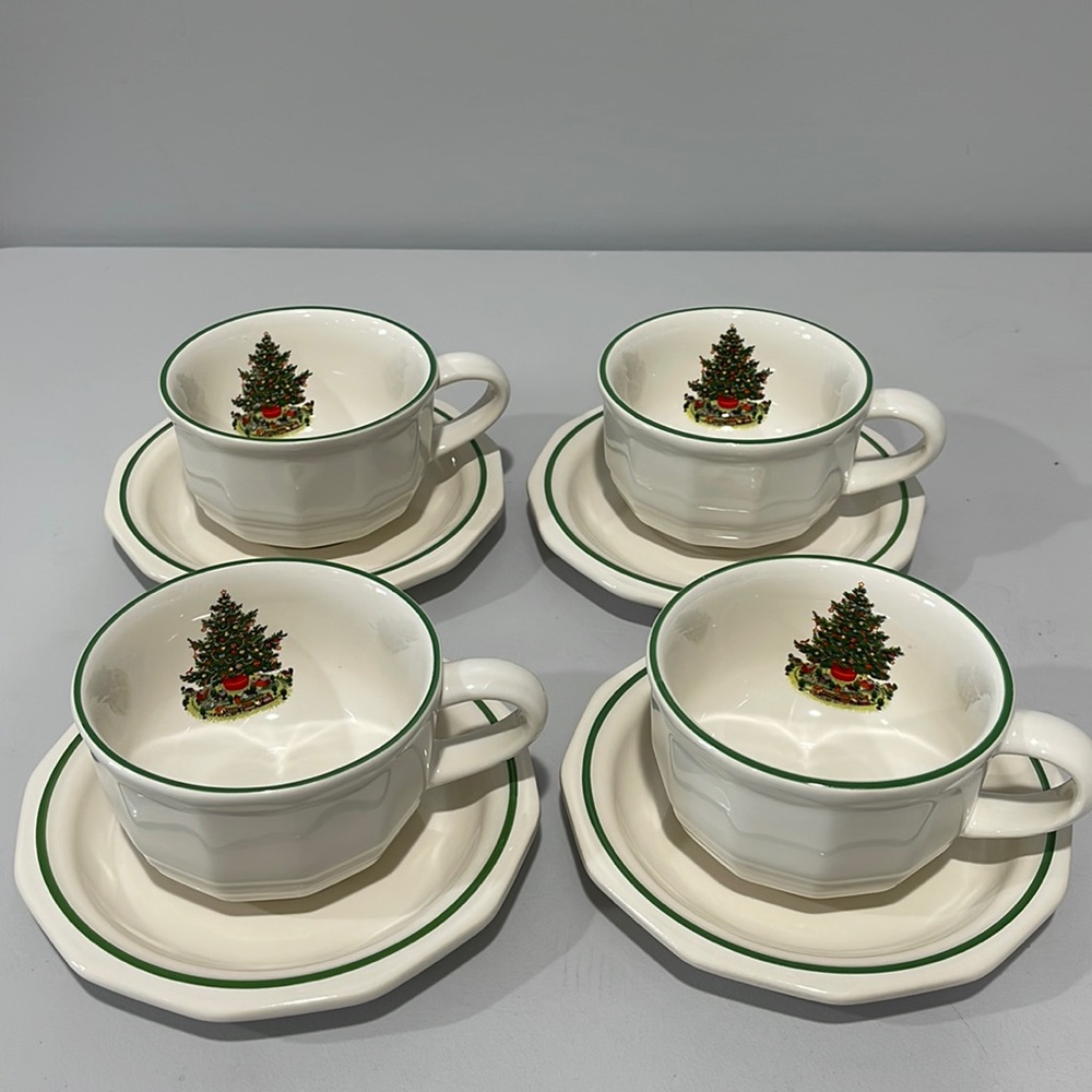Pfaltzgraff Christmas Heritage  Coffee Coco Tea Cups With Saucer Plates